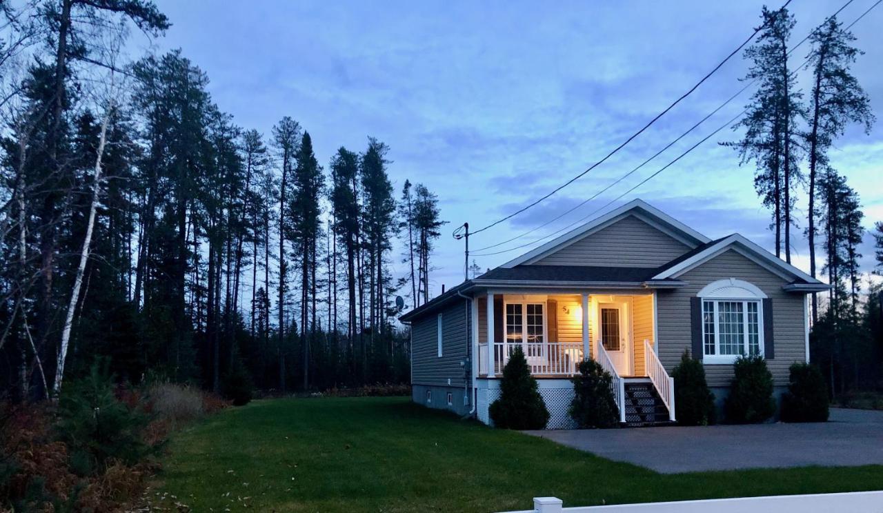 Le Chalet De Claude, Au Pied Des Monts-Valin Saint-David-de-Falardeau ภายนอก รูปภาพ