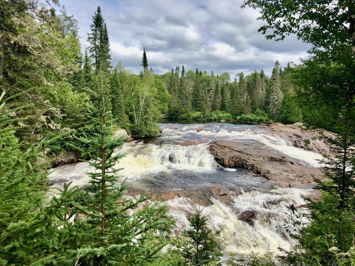 Le Chalet De Claude, Au Pied Des Monts-Valin Saint-David-de-Falardeau ภายนอก รูปภาพ