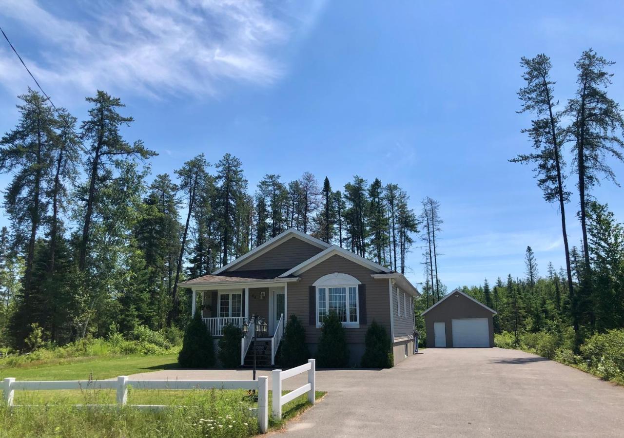 Le Chalet De Claude, Au Pied Des Monts-Valin Saint-David-de-Falardeau ภายนอก รูปภาพ